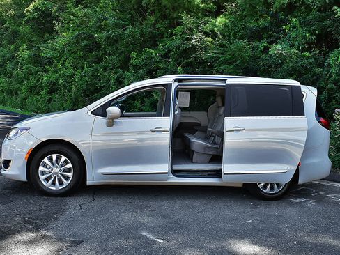 Used 2019 Chrysler Pacifica Touring-L FWD image 5