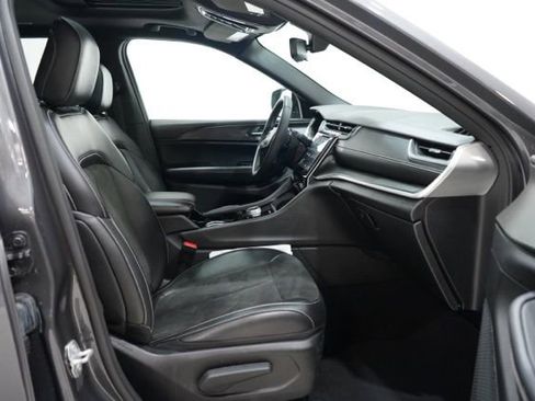 Used 2023 Jeep Grand Cherokee L Laredo image 38