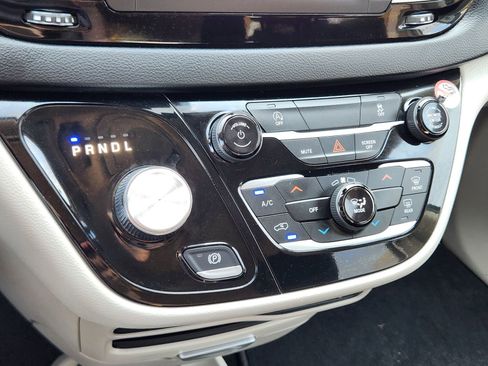 Used 2023 Chrysler Voyager LX image 18