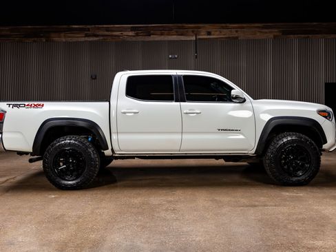 Used 2022 Toyota Tacoma TRD Off-Road image 11