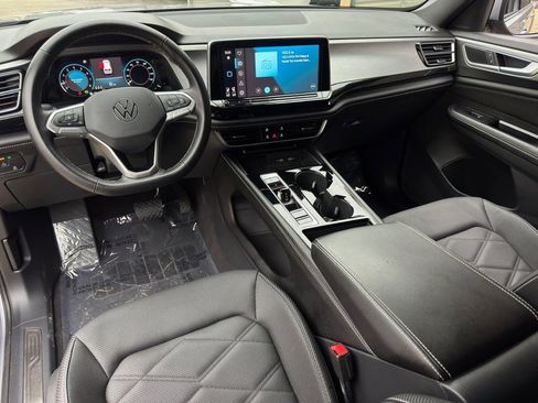 Used 2024 Volkswagen Atlas Cross Sport SE image 2