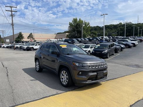 Used 2022 Jeep Compass Latitude AWD/4WD image 6