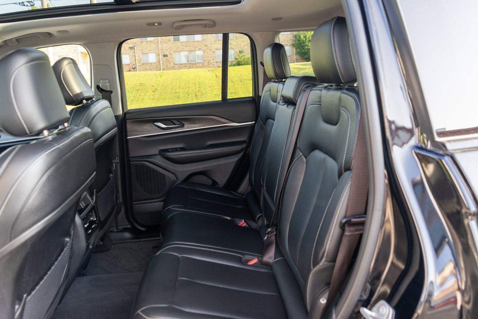 Used 2023 Jeep Grand Cherokee Limited w/ Black Appearance Package AWD/4WD image 30