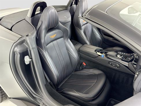 Used 2022 Aston Martin V8 Vantage Roadster image 23