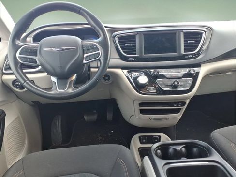 Used 2020 Chrysler Pacifica Touring w/ Cold Weather Group FWD image 8