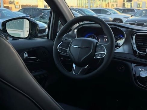 New 2026 Chrysler Pacifica Select image 31