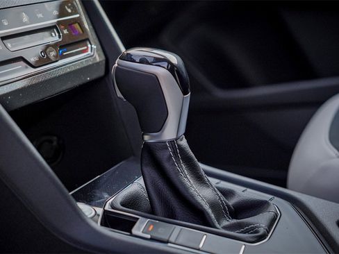 New 2026 Volkswagen Taos SE image 12