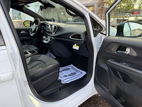New 2026 Chrysler Pacifica Select FWD image 30