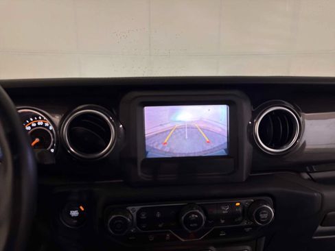 Used 2021 Jeep Wrangler Unlimited Sahara AWD/4WD image 15