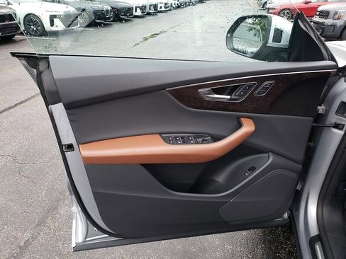 Used 2022 Audi Q8 Premium image 10