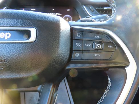 Used 2023 Jeep Grand Cherokee L Laredo image 33