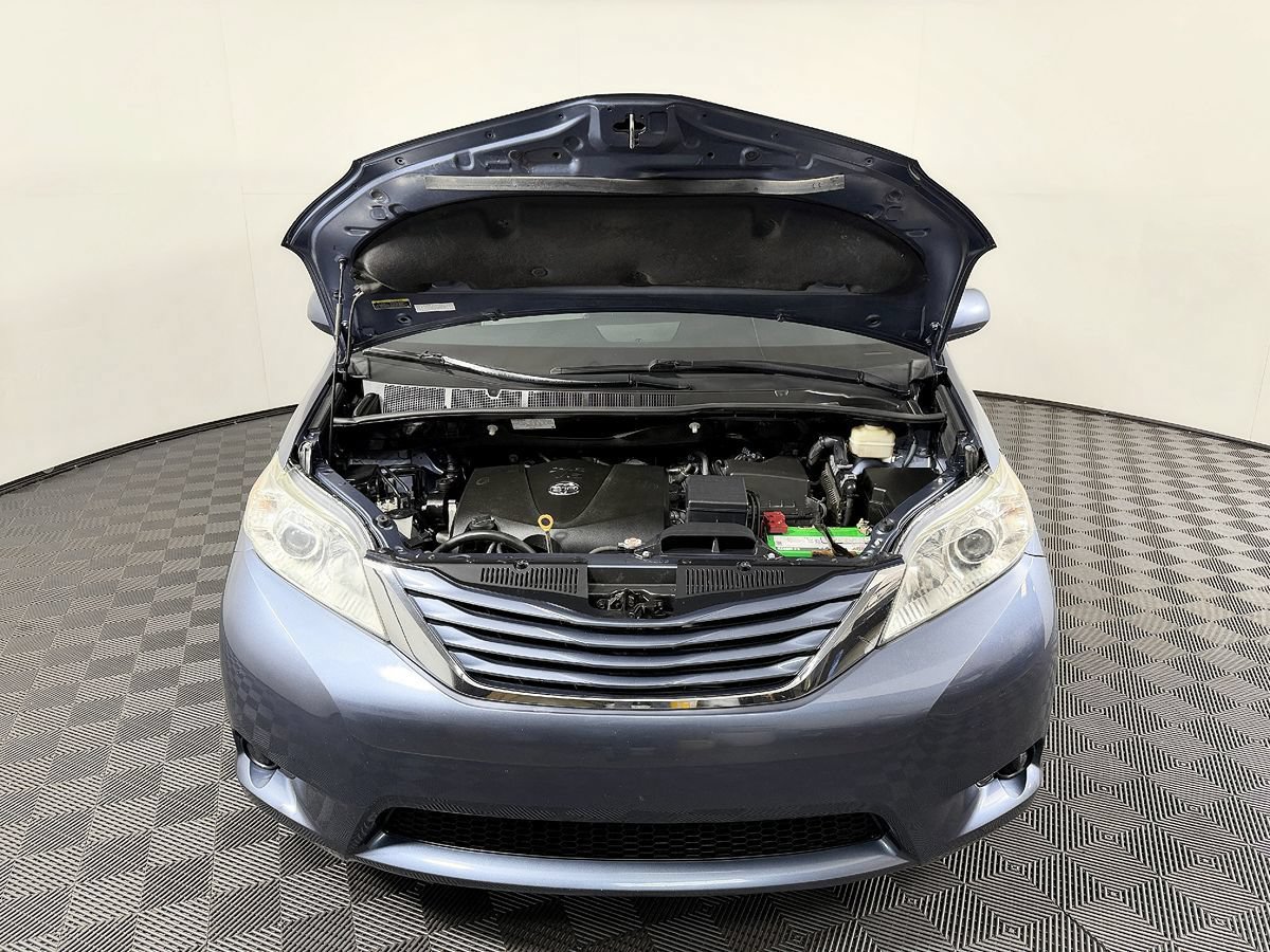 Used 2017 Toyota Sienna LE AWD/4WD image 18