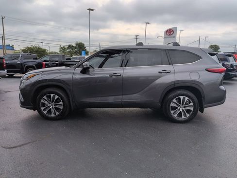 Used 2022 Toyota Highlander XLE AWD/4WD image 2