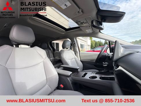 Used 2022 Toyota Sienna XLE AWD/4WD image 46