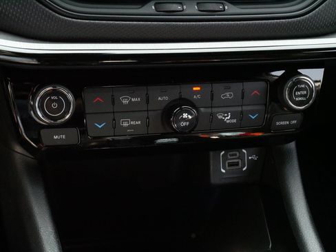 Used 2025 Jeep Compass Trailhawk AWD/4WD image 23
