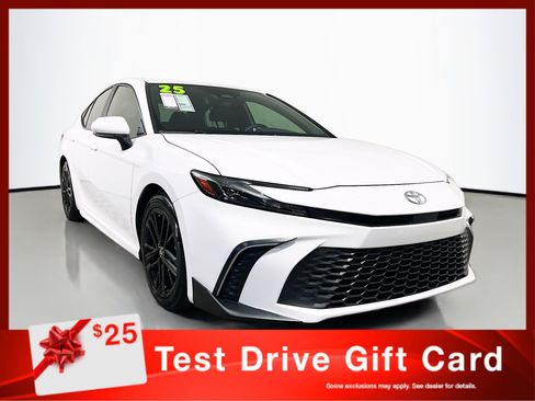 Used 2025 Toyota Camry SE image 1