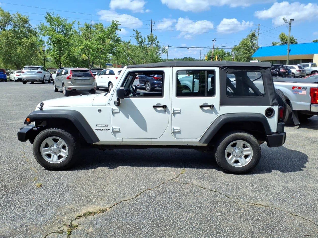 Used 2017 Jeep Wrangler Unlimited Sport w/ Connectivity Group AWD/4WD image 17