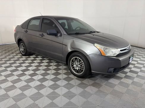 Used 2010 Ford Focus SE image 1