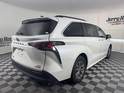 Used 2023 Toyota Sienna XLE FWD image 7