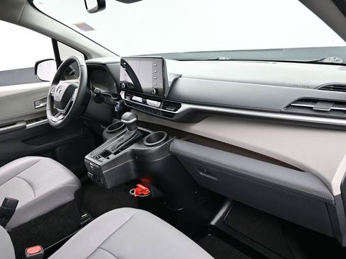 Used 2024 Toyota Sienna XLE image 33