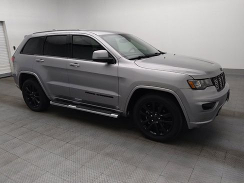 Used 2019 Jeep Grand Cherokee Altitude image 11