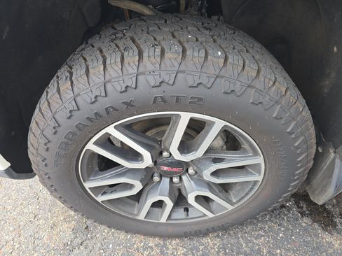 Used 2024 GMC Sierra 1500 AT4 w/ Technology Package AWD/4WD image 12