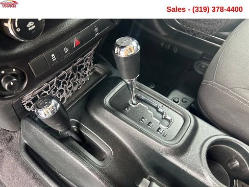 Used 2018 Jeep Wrangler Unlimited Sahara AWD/4WD image 18
