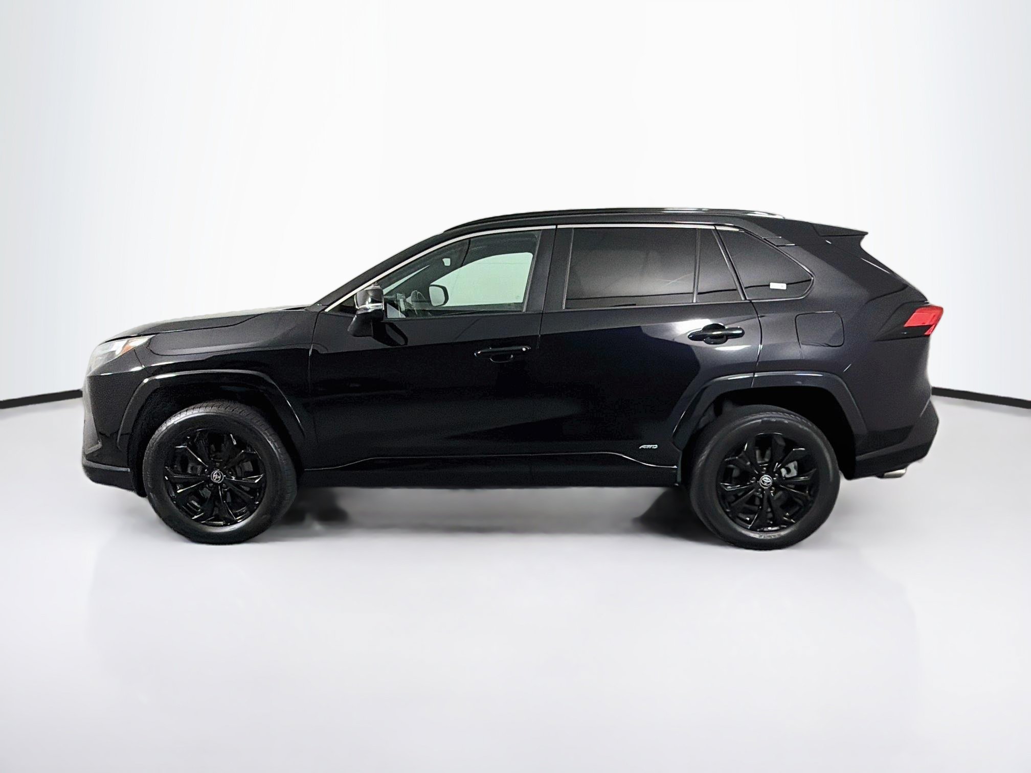 Used 2022 Toyota RAV4 SE AWD/4WD image 4