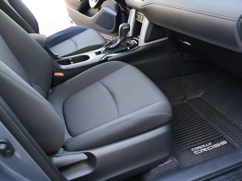 Used 2024 Toyota Corolla Cross LE w/ Moonroof Package image 29