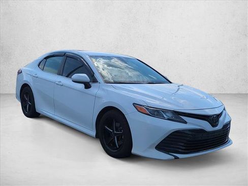 Used 2019 Toyota Camry LE image 3