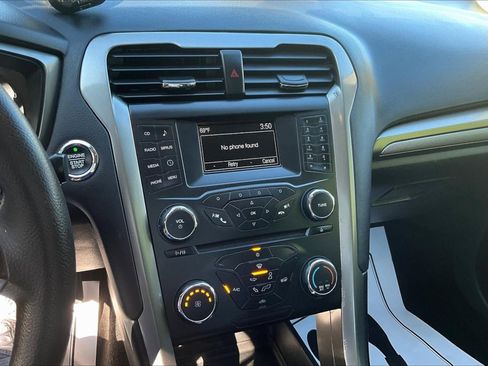 Used 2018 Ford Fusion SE FWD image 15