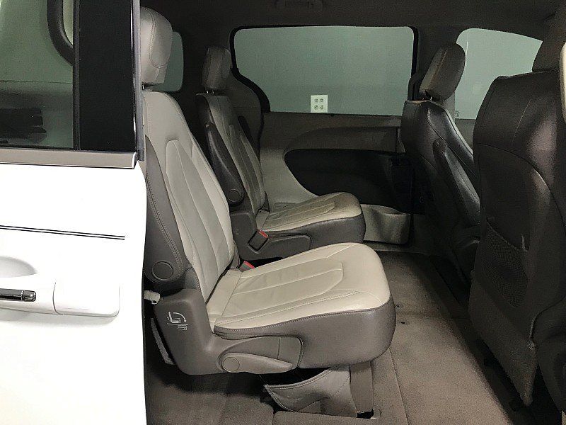 Used 2017 Chrysler Pacifica Touring-L FWD image 15