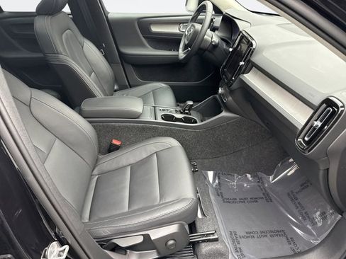 Used 2025 Volvo XC40 B5 Core image 17