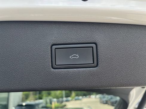 Certified 2023 Volkswagen Tiguan SE R-Line FWD image 32