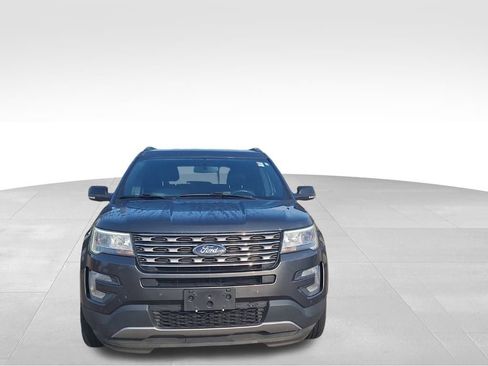 Used 2017 Ford Explorer XLT w/ Equipment Group 202A image 3