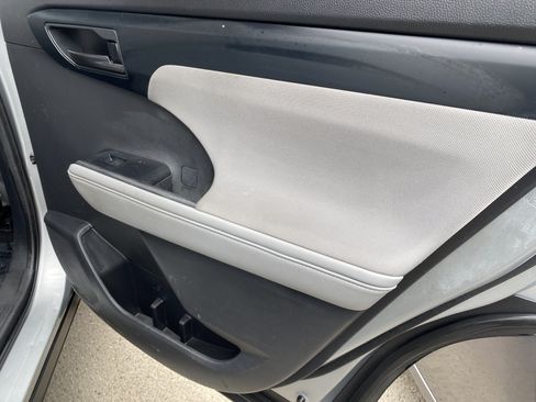 Used 2020 Toyota Highlander L FWD image 18