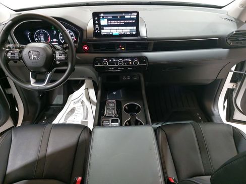 Used 2023 Honda Pilot Touring image 9