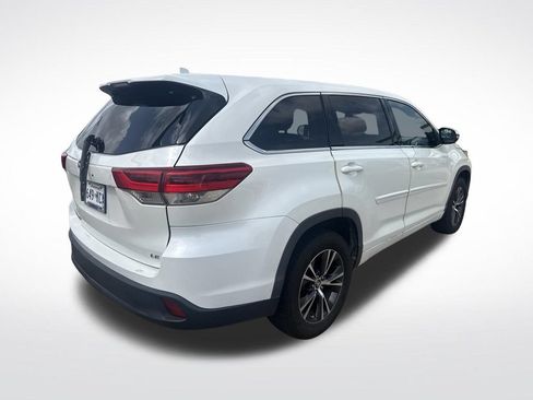 Used 2017 Toyota Highlander Plus FWD image 7