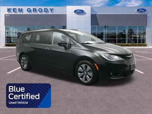 Used 2018 Chrysler Pacifica Limited w/ Advanced Safetytec Group FWD image 1