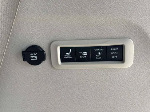 Used 2018 Chrysler Pacifica Limited w/ Advanced Safetytec Group FWD image 16