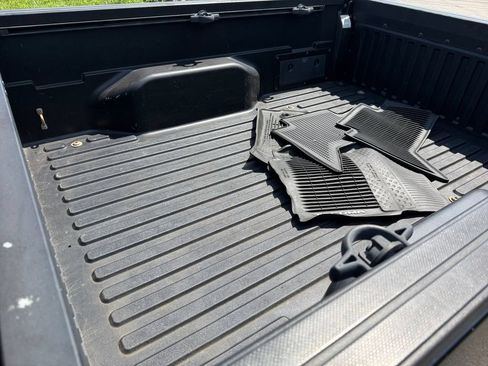 Used 2017 Toyota Tacoma SR5 AWD/4WD image 13