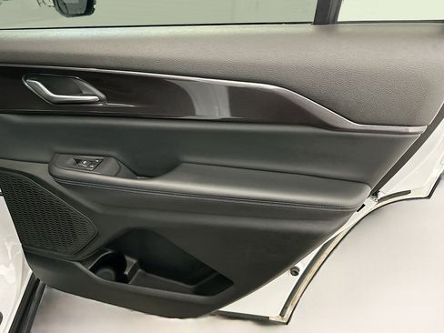 Used 2023 Jeep Grand Cherokee L Laredo image 33