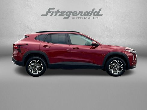 Used 2025 Chevrolet Trax LT FWD image 3