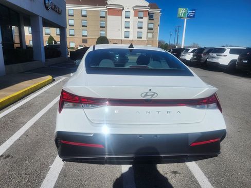 Used 2025 Hyundai Elantra SEL image 4