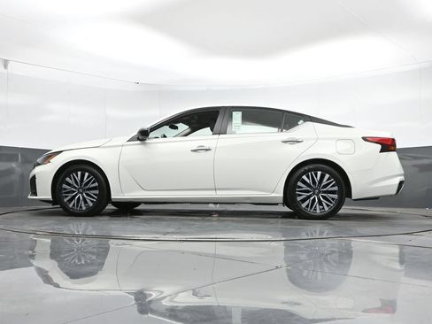 Used 2025 Nissan Altima 2.5 SV FWD image 45
