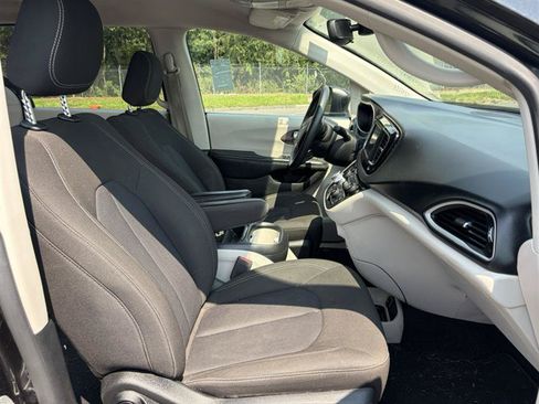 Used 2023 Chrysler Voyager LX FWD image 7