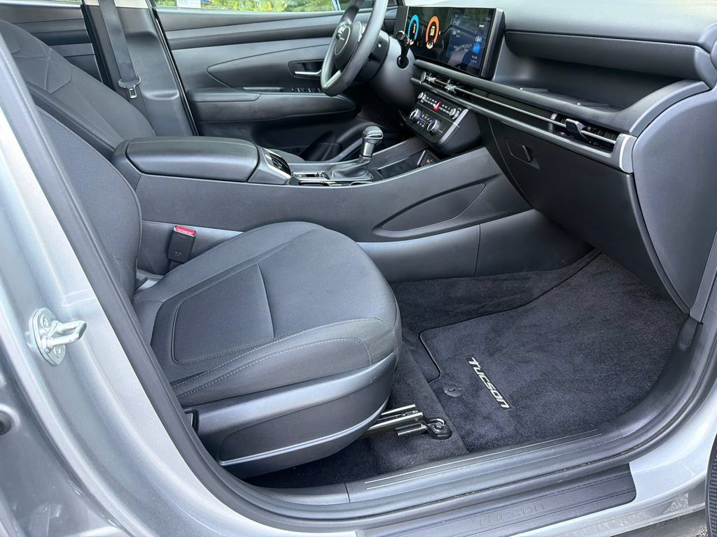 Used 2025 Hyundai Tucson SE FWD image 13