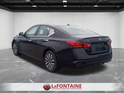 Used 2024 Nissan Altima 2.5 SV FWD image 3