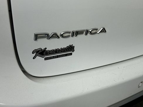 Used 2018 Chrysler Pacifica Touring-L FWD image 26