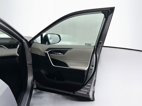 Used 2022 Toyota RAV4 XLE Premium FWD image 32